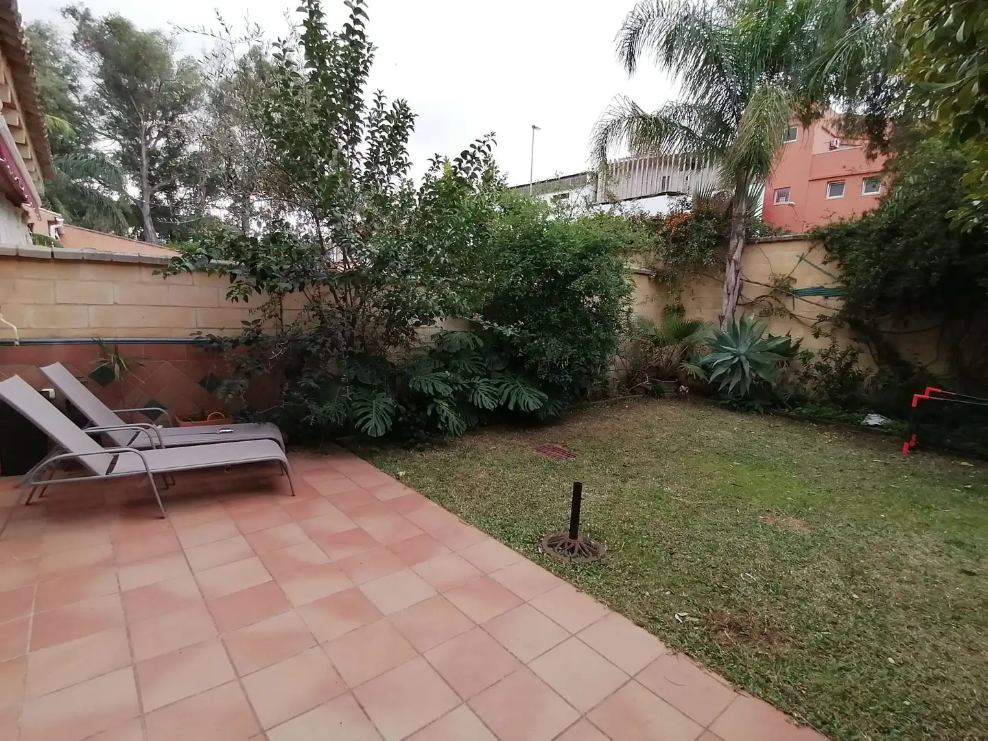 Jardí de Casa adosada de lloguer en Algeciras amb Jardí privat, Terrassa i Traster