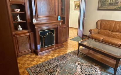 Sala d'estar de Pis en venda en Gijón  amb Calefacció, Parquet i Moblat