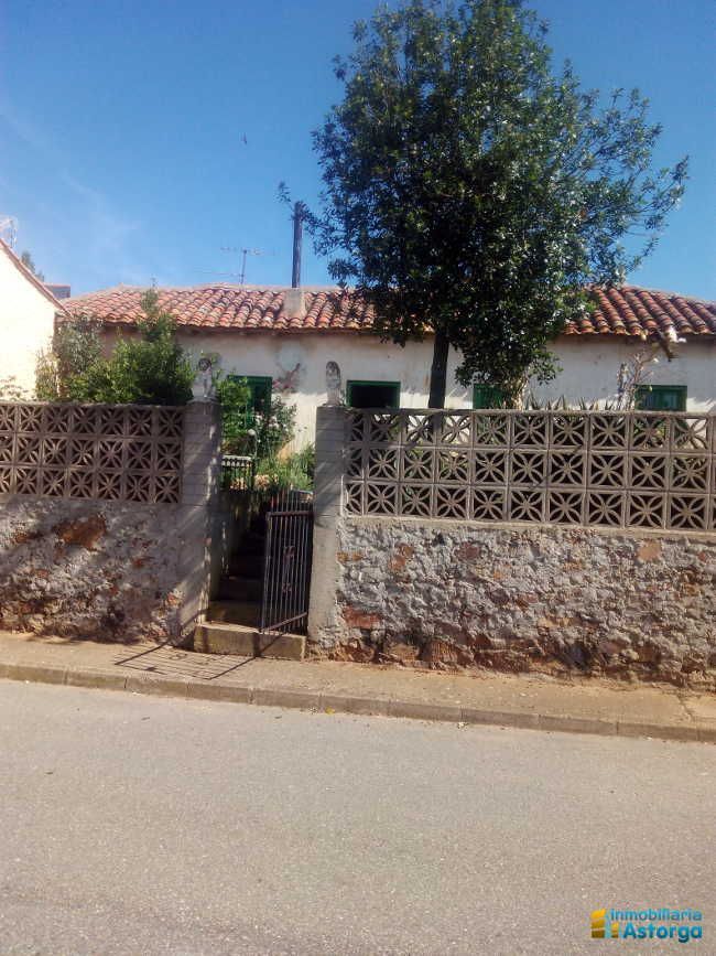 Vista exterior de Casa o xalet en venda en Villaobispo de Otero amb Jardí privat