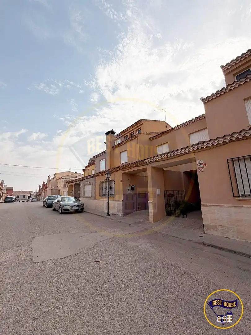 Vista exterior de Casa adosada en venta en Quintanar del Rey con Aire acondicionado, Calefacción y Amueblado