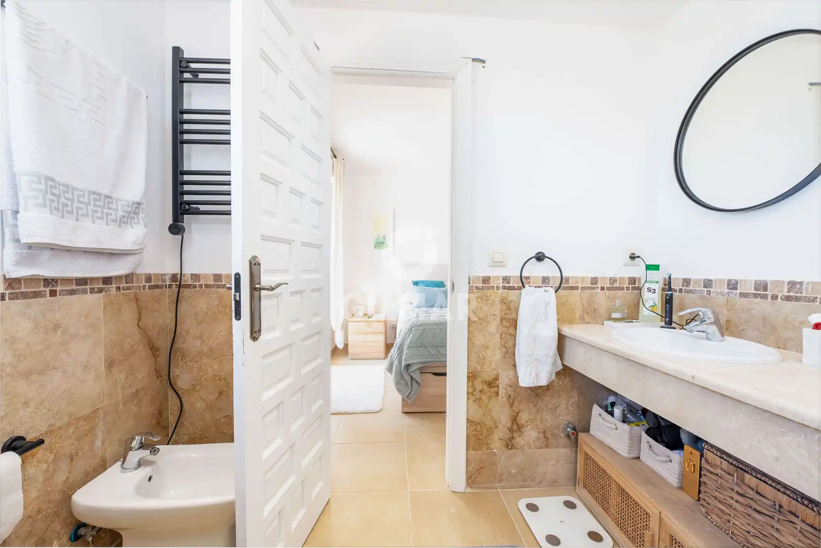 Badezimmer von Einfamilien-Reihenhaus zum Verkauf in Tarifa mit Heizung, Privatgarten und Schwimmbad
