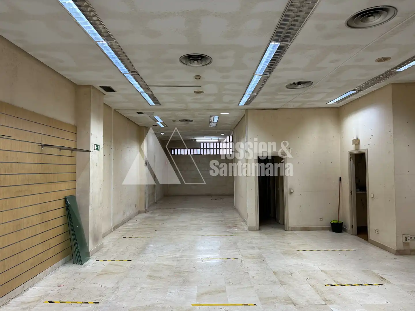Gewerbefläche zur Miete in Calle Poeta Alfonso Camín, imagen 2