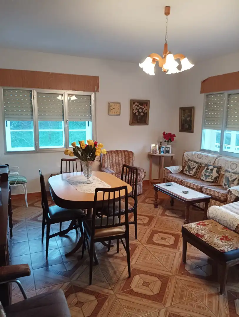 Sala d'estar de Casa o xalet en venda en Becerreá amb Moblat
