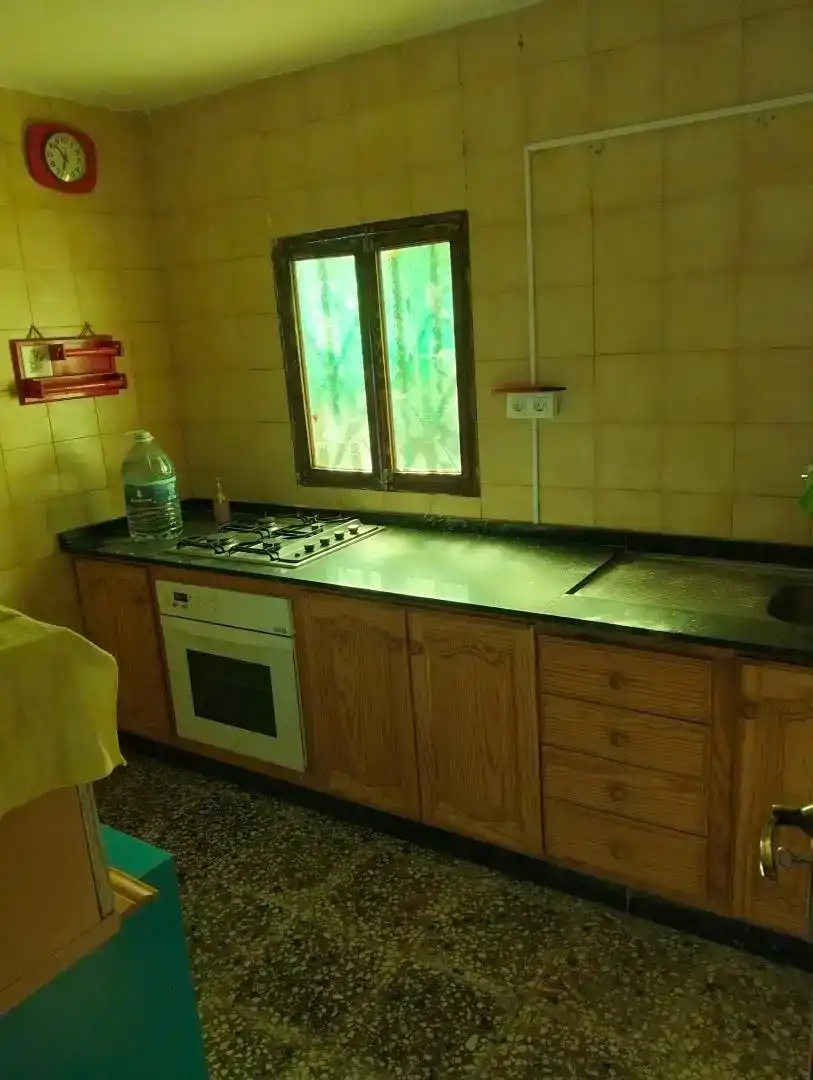 Cuina de Casa adosada en venda en Vega de San Mateo amb Jardí privat, Piscina i Microones