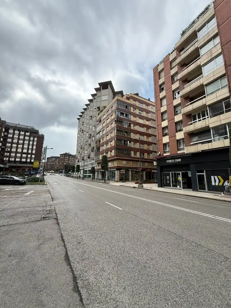 Vista exterior de Piso en venta en Oviedo  con Calefacción
