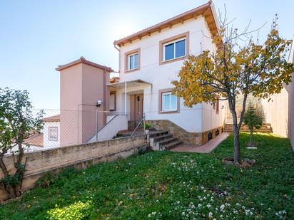 Vista exterior de Casa adosada en venda en Carabaña amb Calefacció, Jardí privat i Terrassa