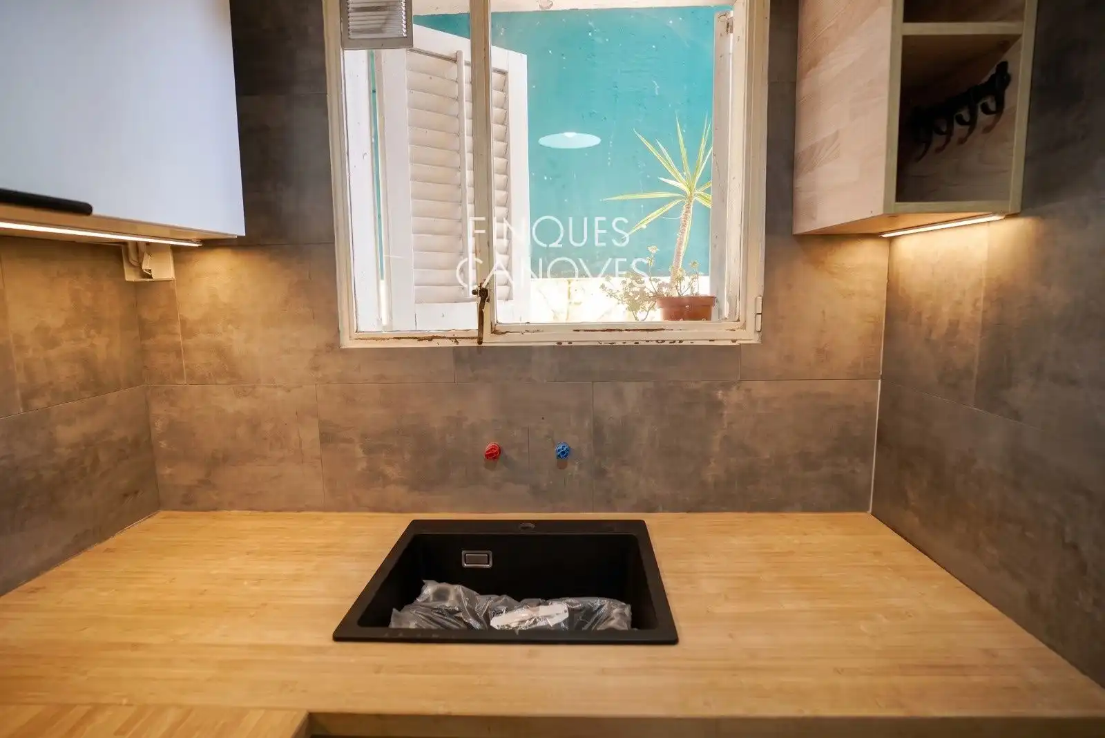 Küche von Dachboden zum Verkauf in Girona mit Heizung, Terrasse und Abstellraum