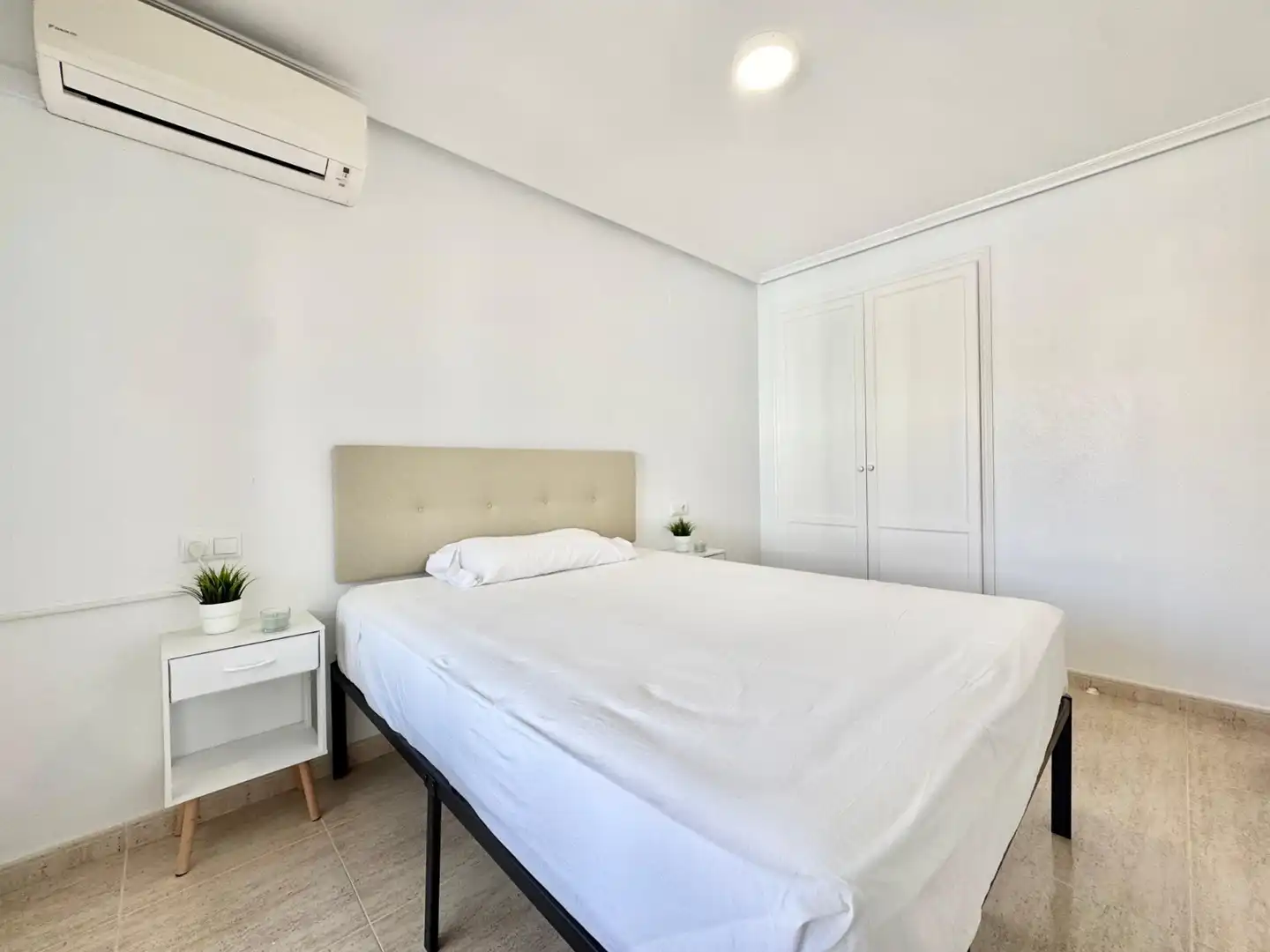 Dormitori de Apartament de lloguer en Guardamar del Segura amb Aire condicionat, Moblat i Rentadora