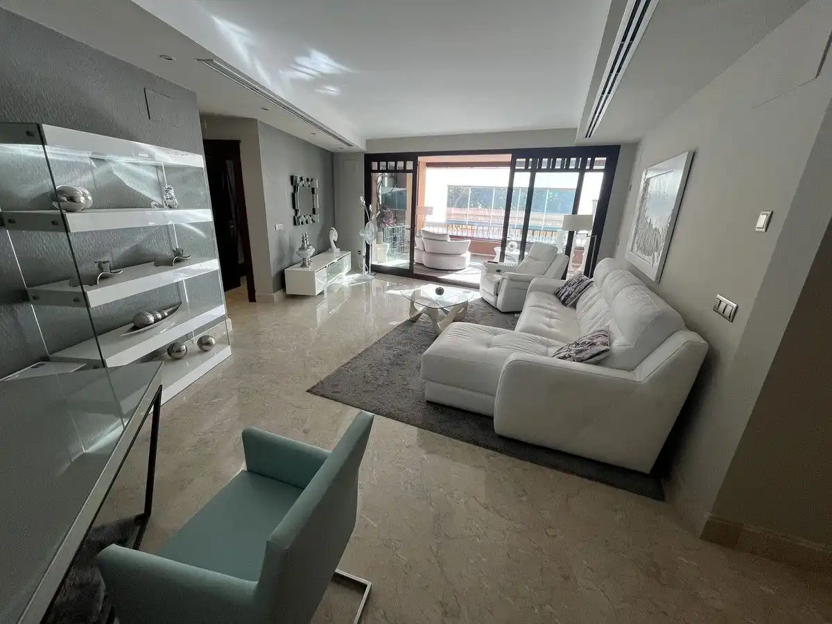 Sala d'estar de Apartament en venda en Marbella amb Aire condicionat, Jardí privat i Terrassa
