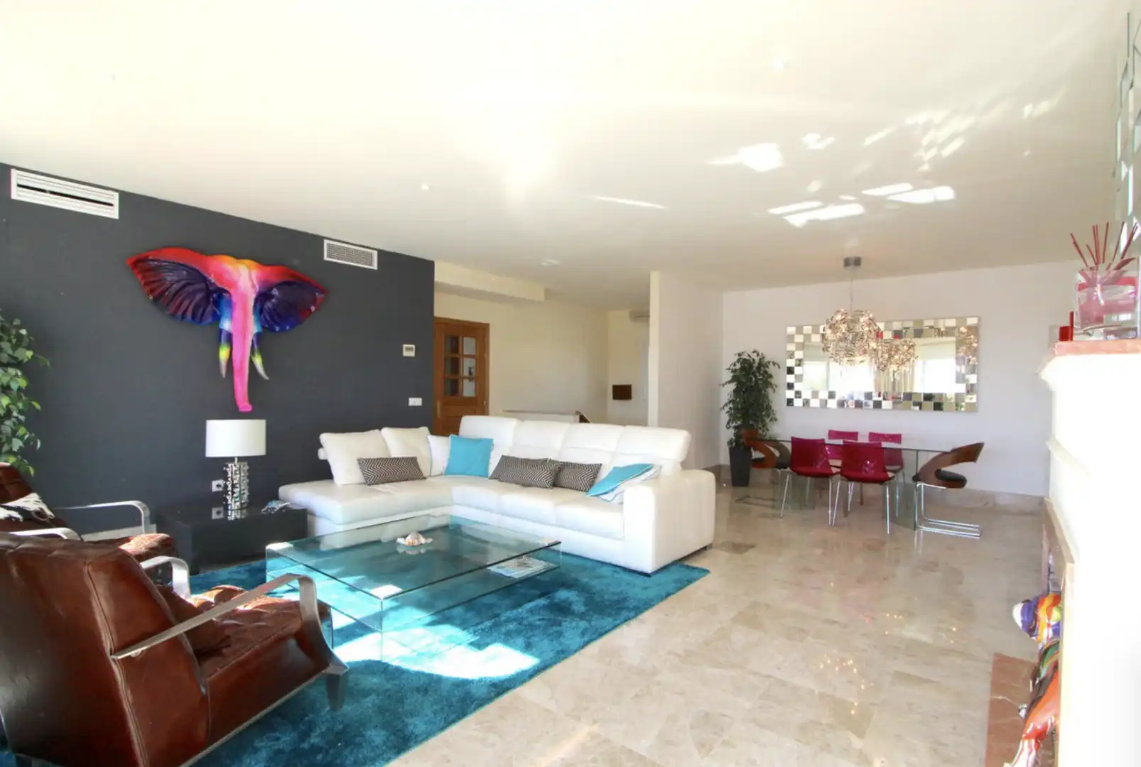 Sala d'estar de Casa adosada en venda en Marbella amb Aire condicionat, Calefacció i Jardí privat