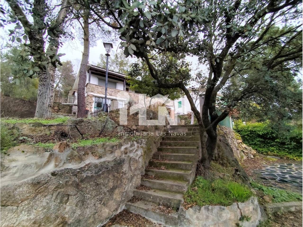 Vista exterior de Casa o xalet en venda en Santa María de la Alameda amb Calefacció, Jardí privat i Terrassa