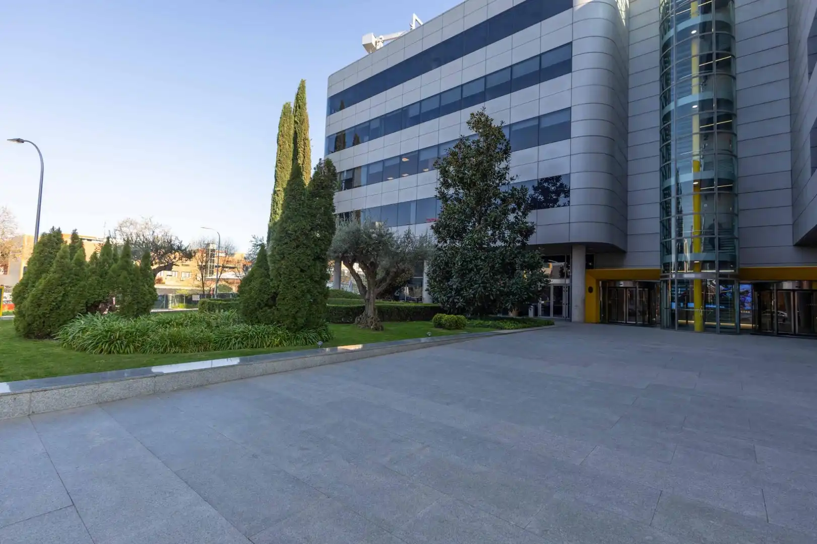 Exterior view of Commercial properties for rent in Madrid  with Air Conditioner