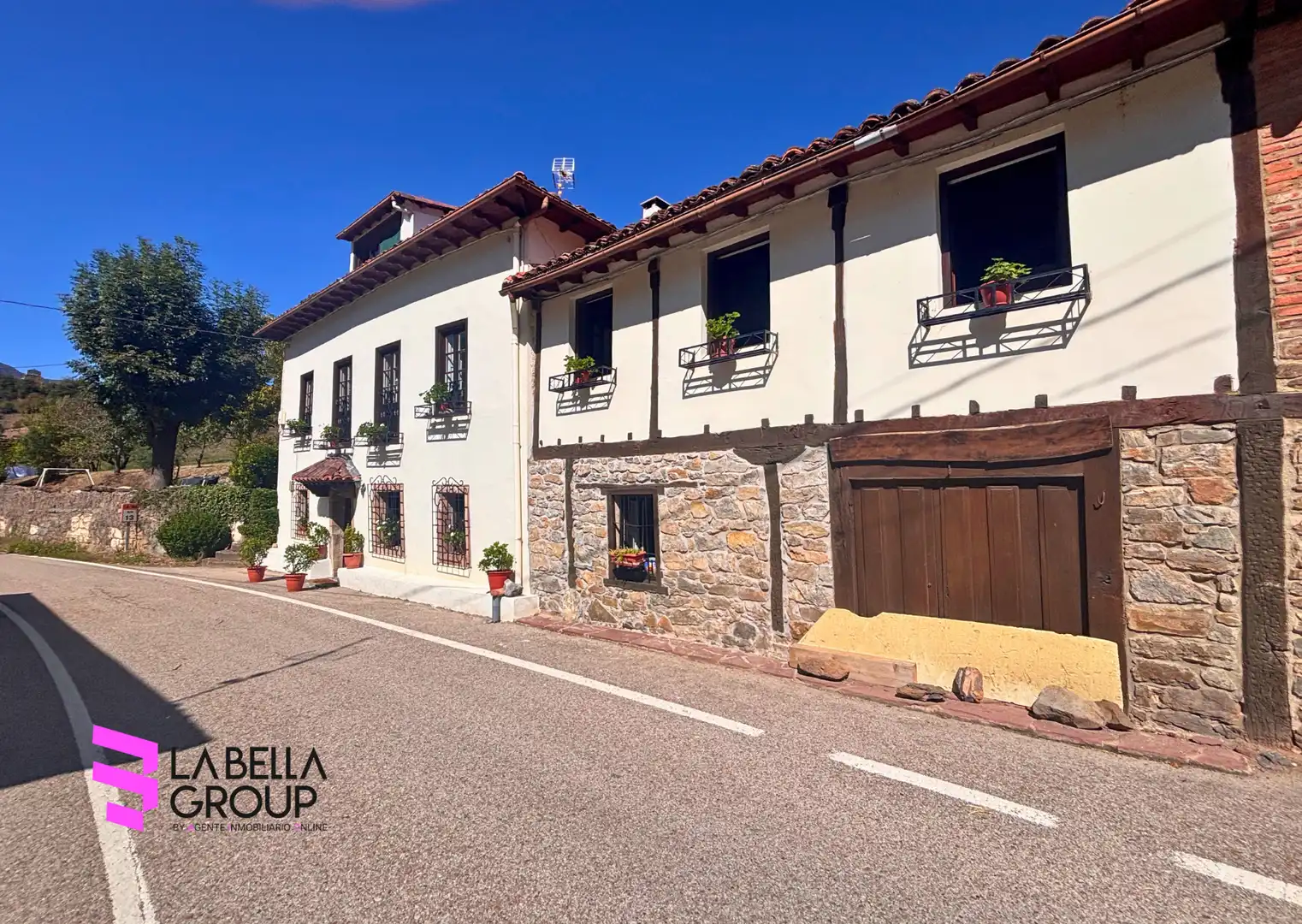 Vista exterior de Finca rústica en venda en Pesaguero amb Calefacció, Jardí privat i Parquet