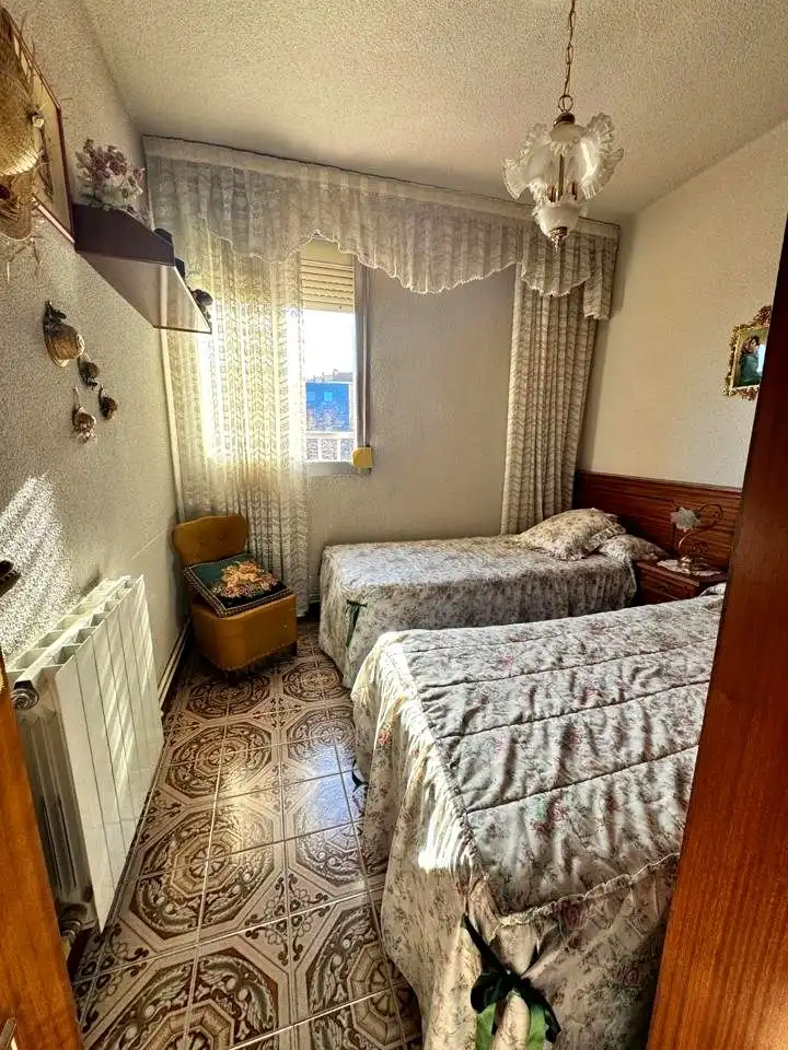 Bedroom of Flat for sale in Madrid  with Heating, Furnished and Alarm