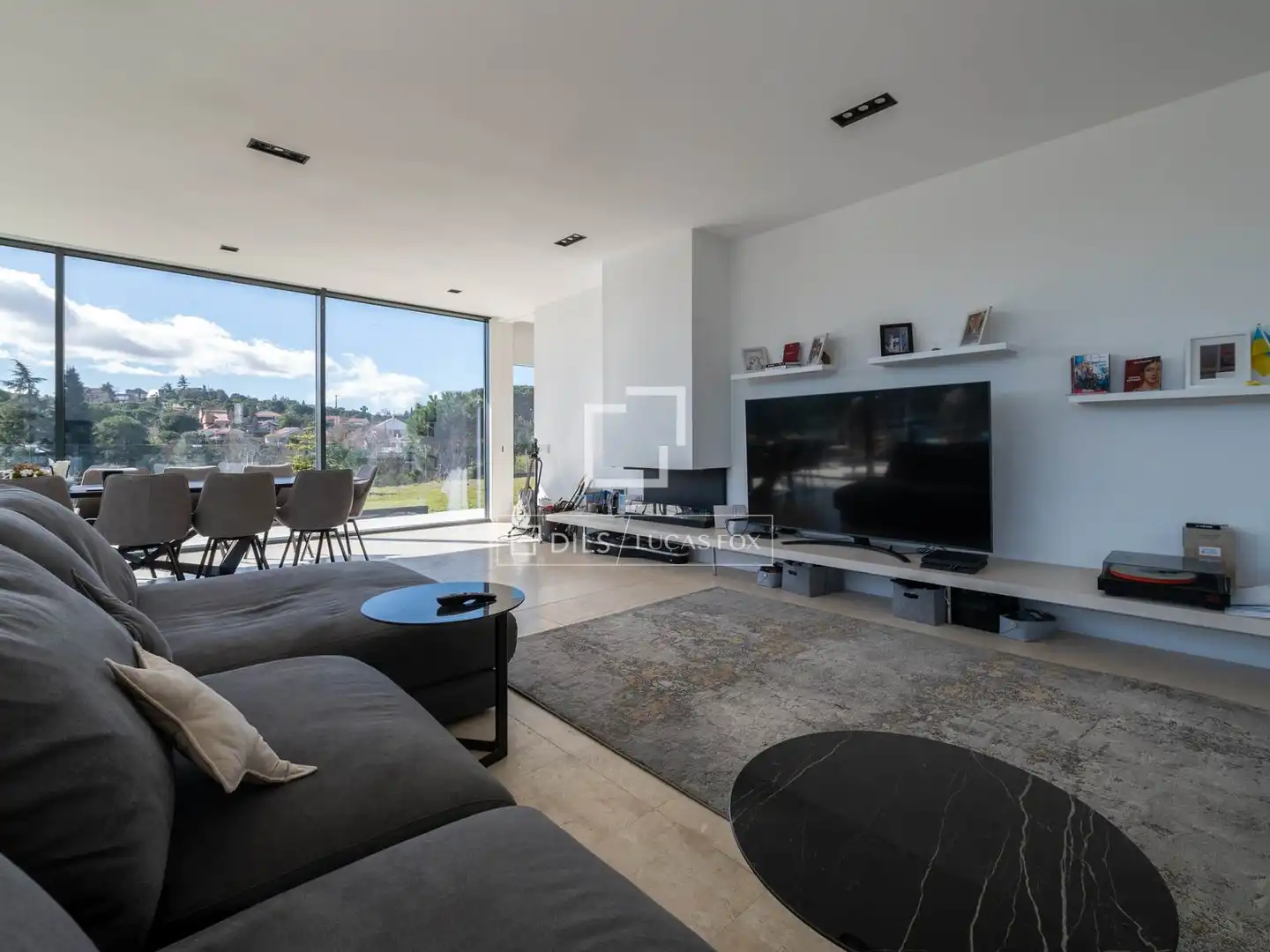 Sala d'estar de Casa o xalet en venda en Torrelodones amb Jardí privat, Terrassa i Traster