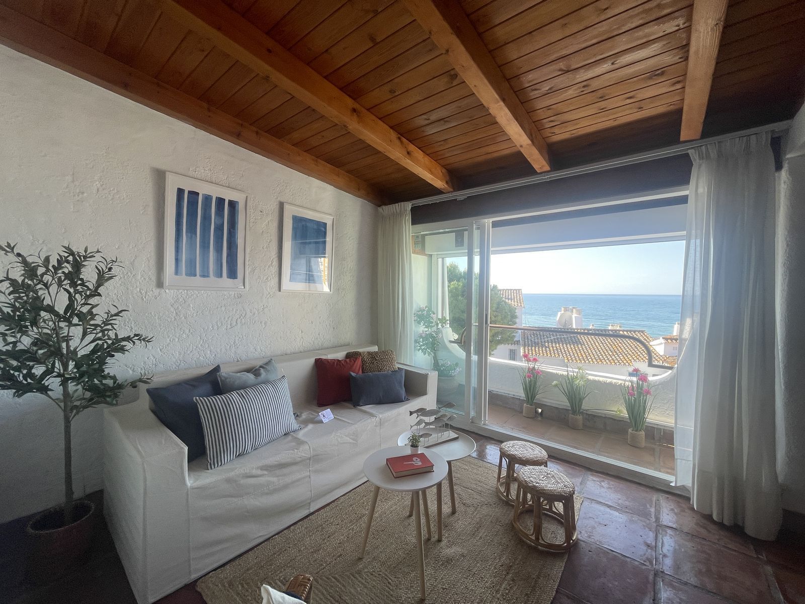 Sala d'estar de Casa adosada en venda en Mijas amb Aire condicionat, Terrassa i Alarma