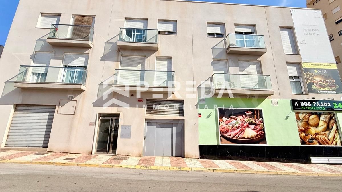 Vista exterior de Apartament en venda en Roquetas de Mar amb Aire condicionat i Balcó