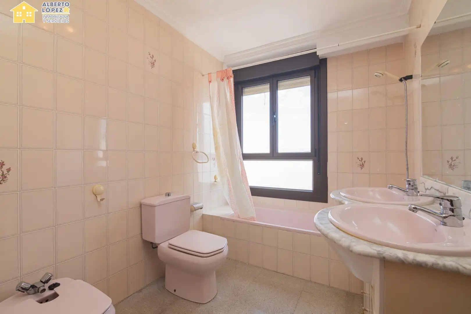 Bany de Apartament en venda en Elche / Elx amb Terrassa i Balcó