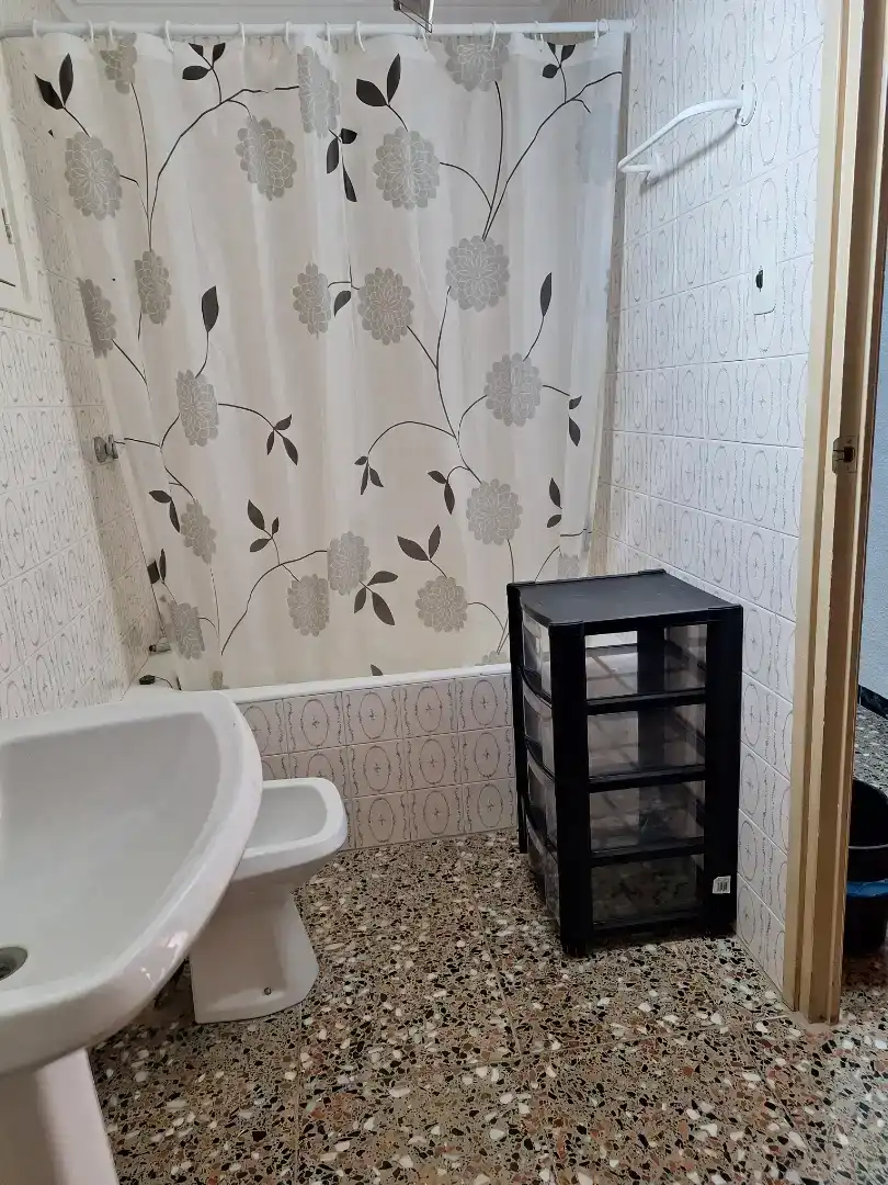 Bathroom of Flat for rent in Elche / Elx  with Furnished, Oven and Washing machine