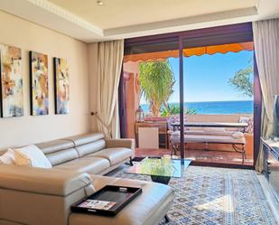 Sala d'estar de Apartament en venda en Marbella amb Aire condicionat, Terrassa i Piscina