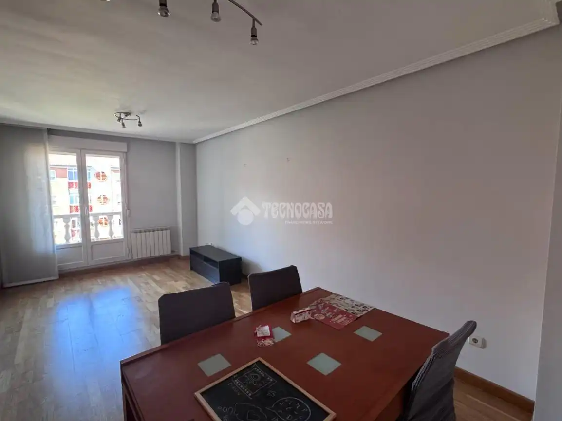 Sala de estar de Piso en venta en León Capital  con Calefacción, Parquet y Terraza