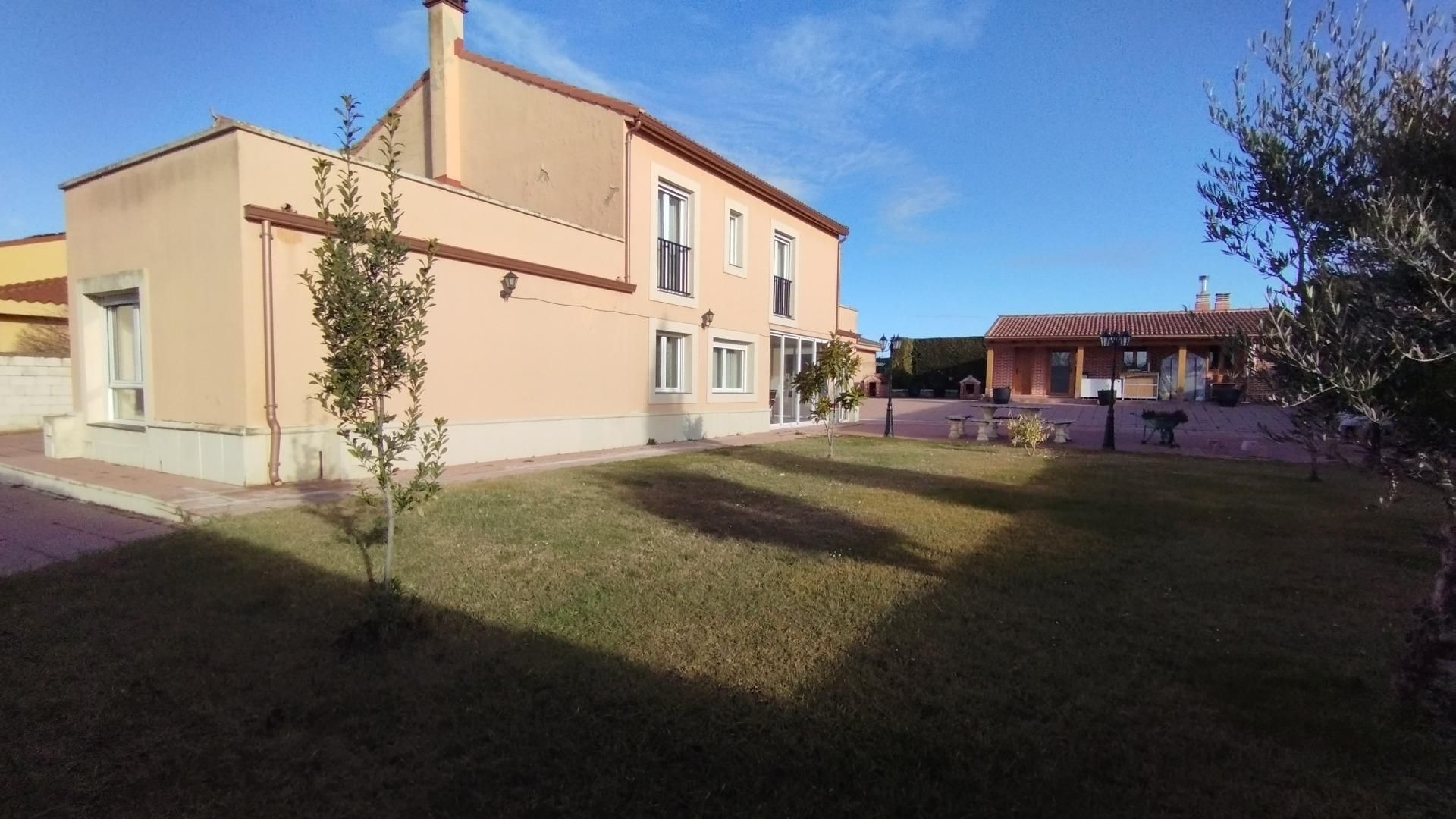 Vista exterior de Casa o xalet en venda en Renedo de Esgueva amb Calefacció, Jardí privat i Terrassa