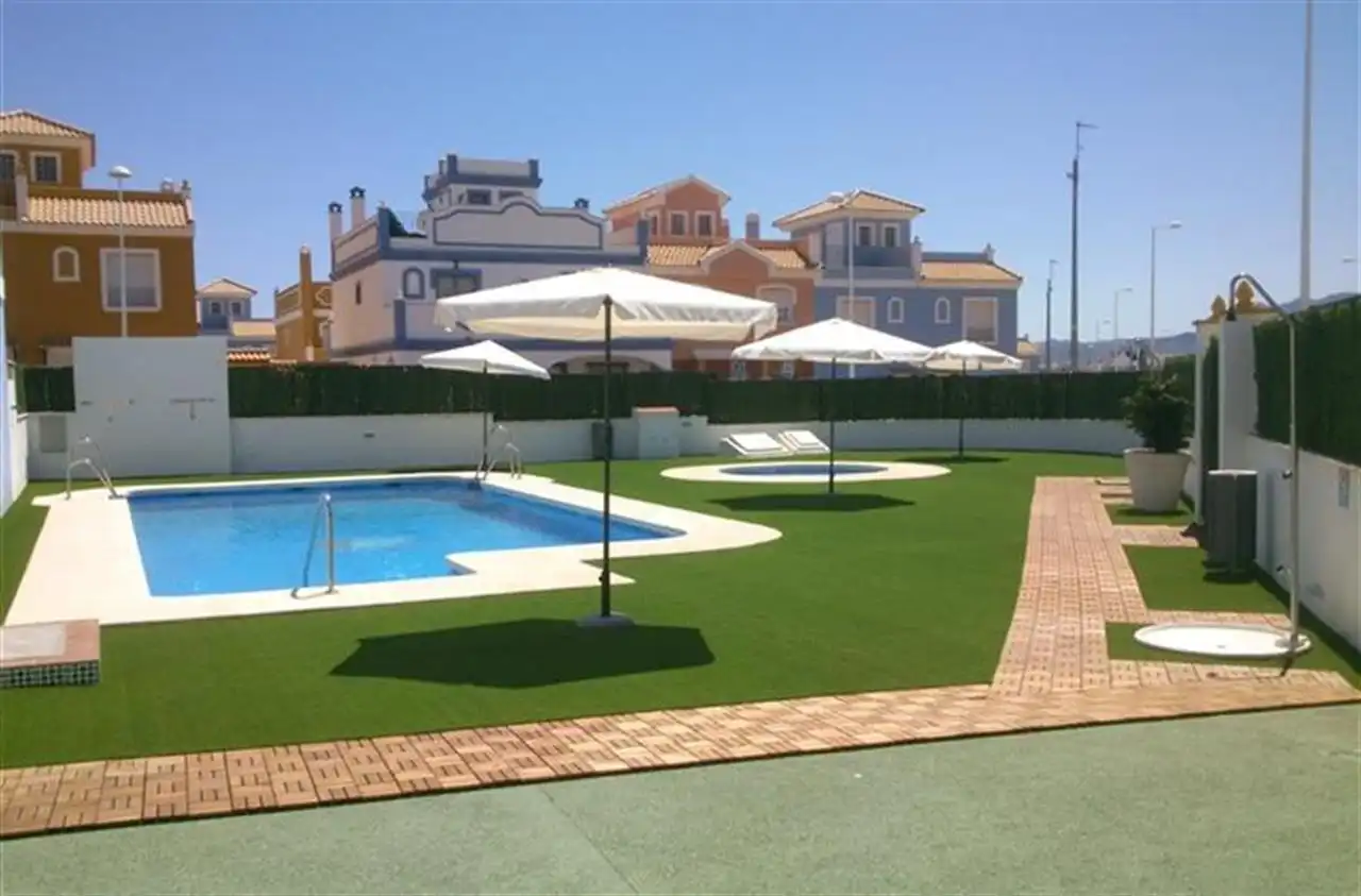 Schwimmbecken von Einfamilien-Reihenhaus zum Verkauf in Pulpí mit Klimaanlage, Privatgarten und Schwimmbad
