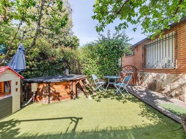 Casa amb jardí en venda a néstor