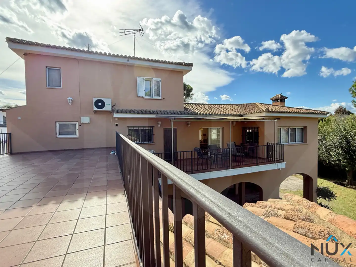 Vista exterior de Casa o xalet en venda en Riba-roja de Túria amb Aire condicionat, Calefacció i Jardí privat