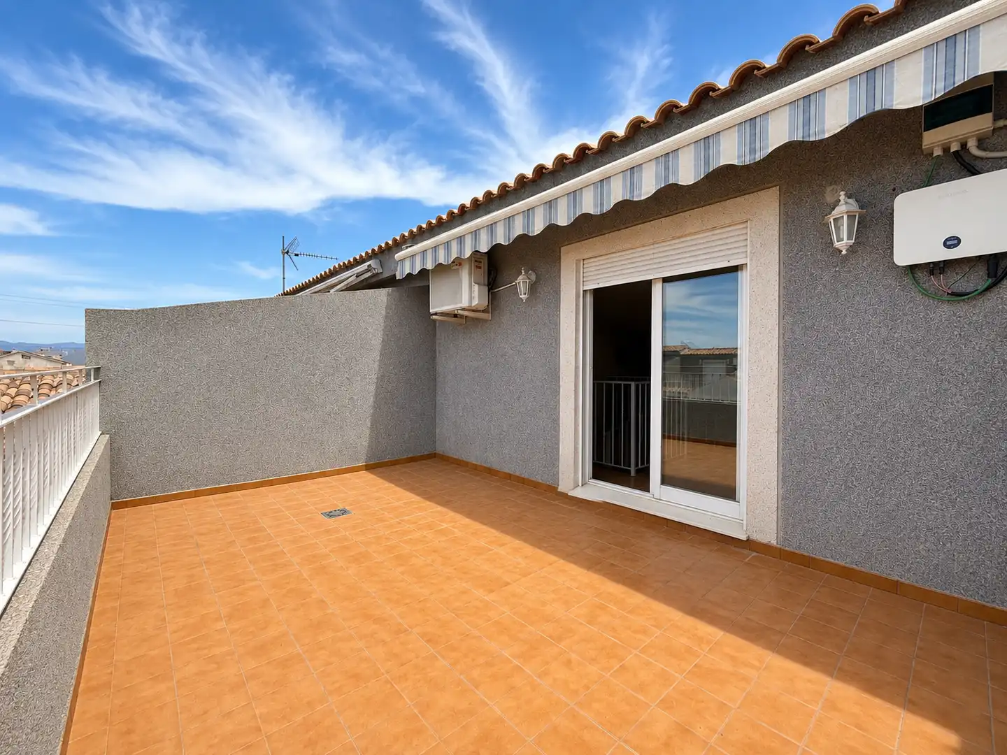 Terrasse von Einfamilien-Reihenhaus zum Verkauf in San Antonio de Benagéber mit Klimaanlage, Heizung und Privatgarten