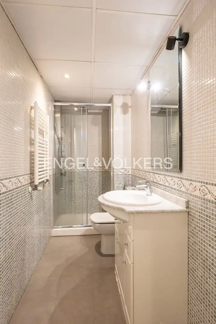 Bathroom of Flat for rent in Madrid  with Air Conditioner, Heating and Parquet flooring