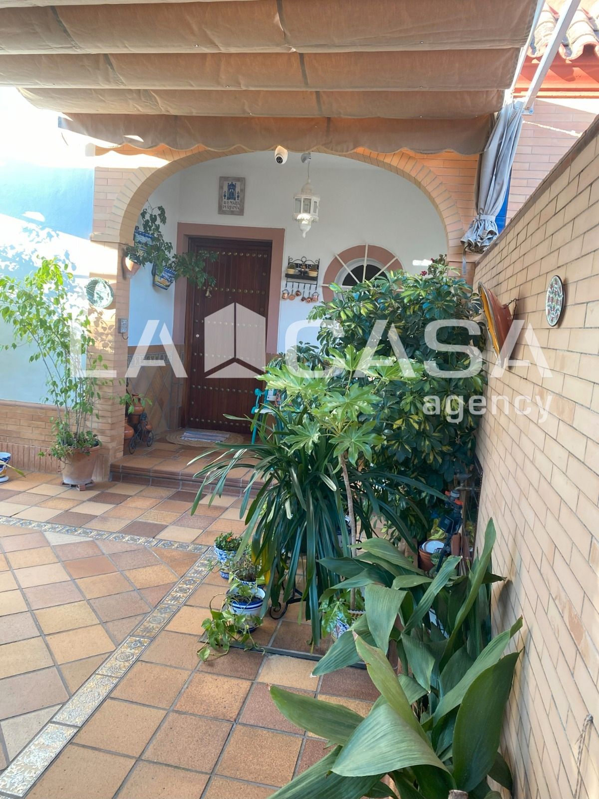 Exterior view of Single-family semi-detached for sale in Dos Hermanas  with Balcony