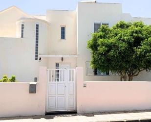 Vista exterior de Casa o xalet en venda en Teguise amb Jardí privat, Terrassa i Piscina