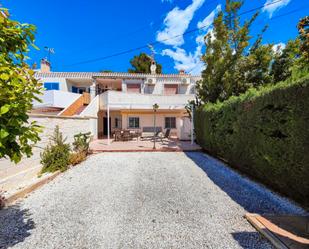 Vista exterior de Casa o xalet en venda en Orihuela amb Jardí privat i Moblat