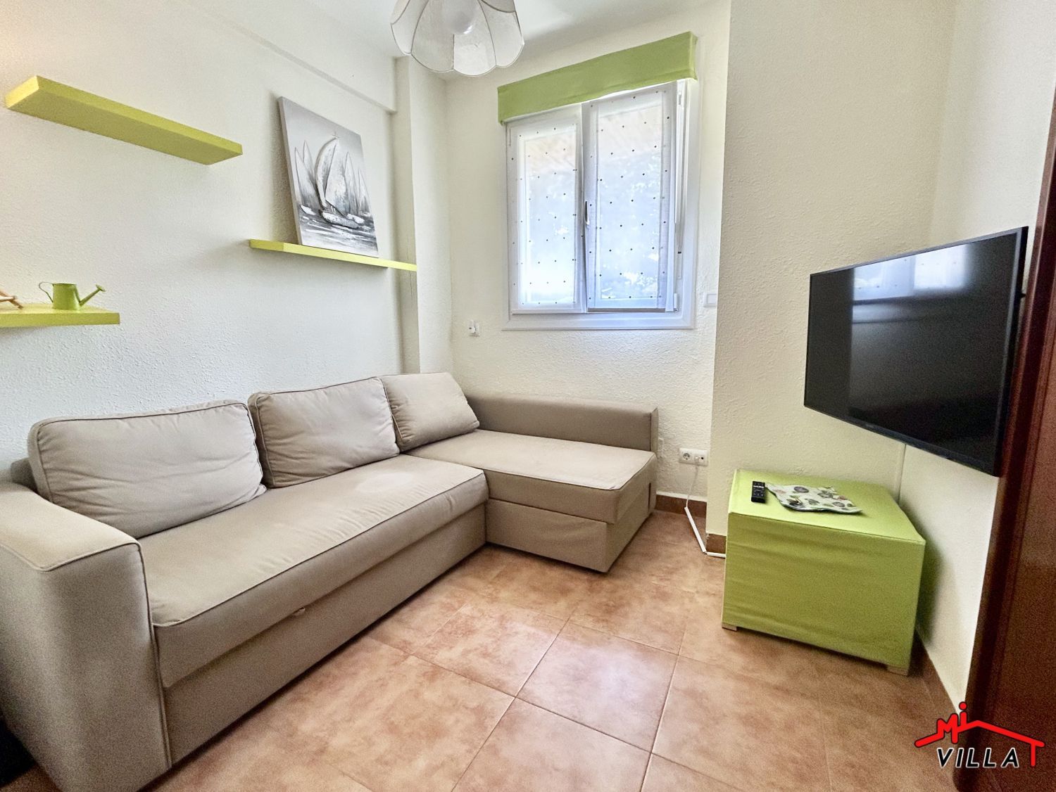 Sala d'estar de Planta baixa en venda en Laredo amb Moblat