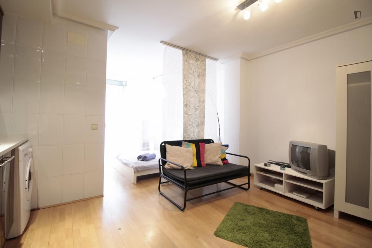 Study to rent in Valdeacederas