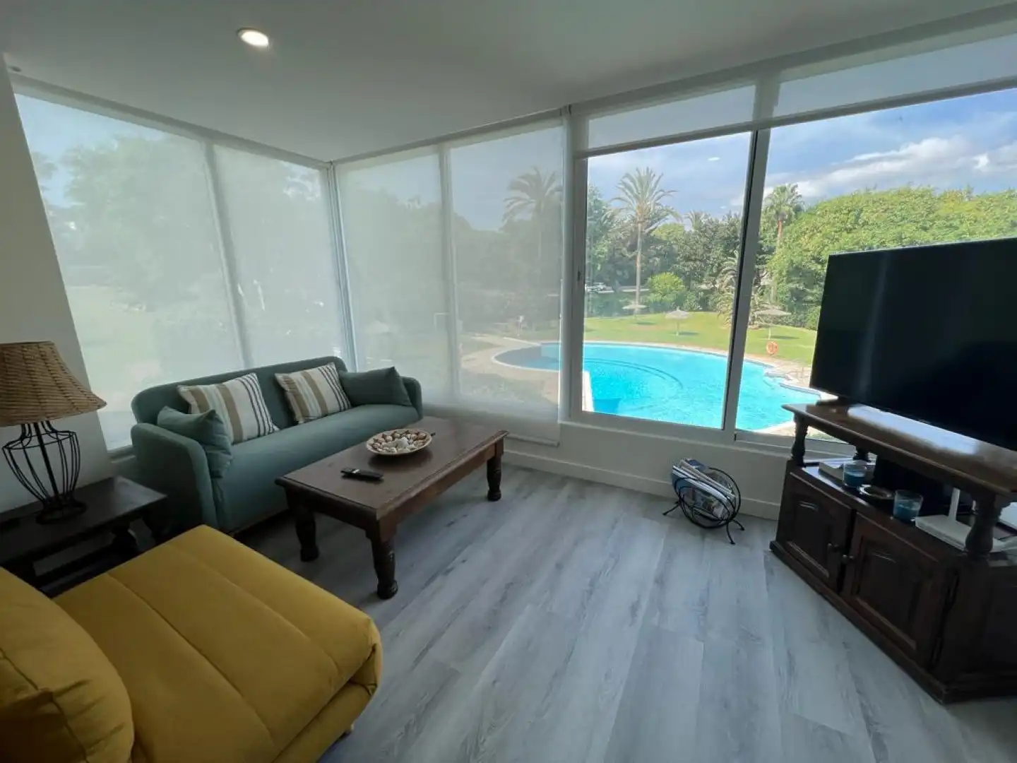 Wohnzimmer von Wohnungen zur Miete in Estepona mit Klimaanlage, Terrasse und Schwimmbad