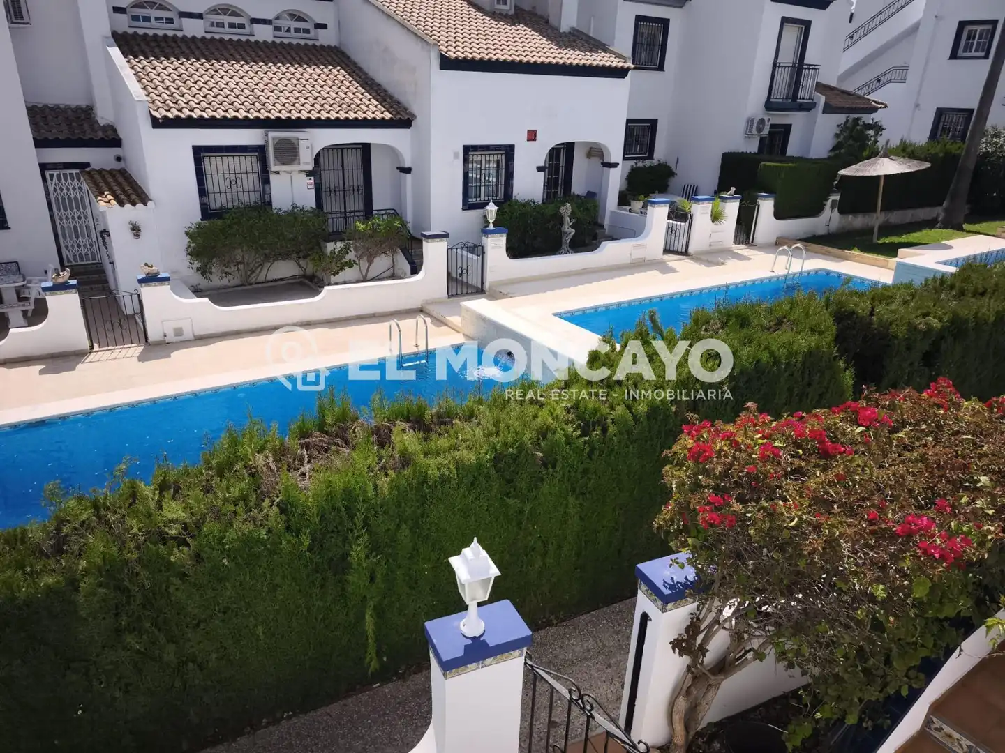 Vista exterior de Casa adosada en venda en Orihuela amb Aire condicionat, Calefacció i Jardí privat