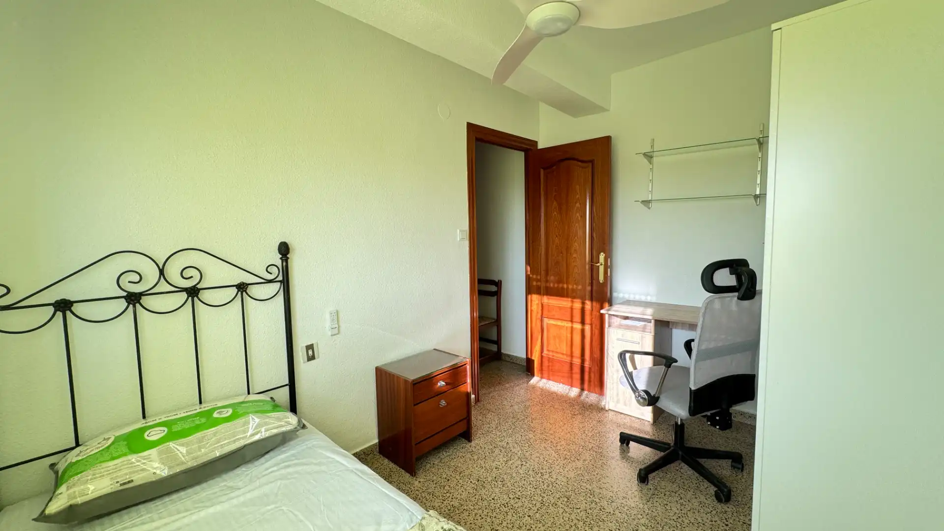 Bedroom of Flat for rent in Granada  with Air Conditioner, Terrace and Microwave