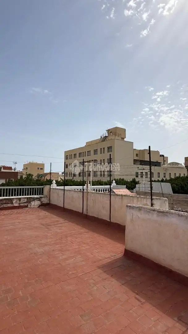 Vista exterior de Casa adosada en venta en Almería con Amueblado