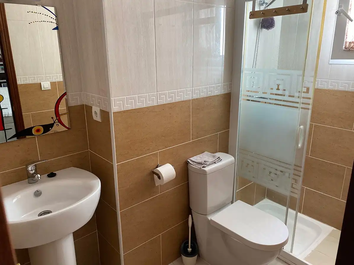 Baño de Dúplex de alquiler en La Algaba con Terraza y Amueblado