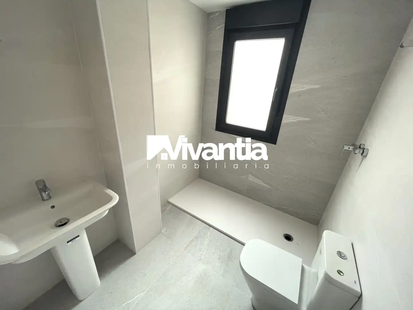 Badezimmer von Wohnung zum Verkauf in Lorca mit Parkett und Balkon