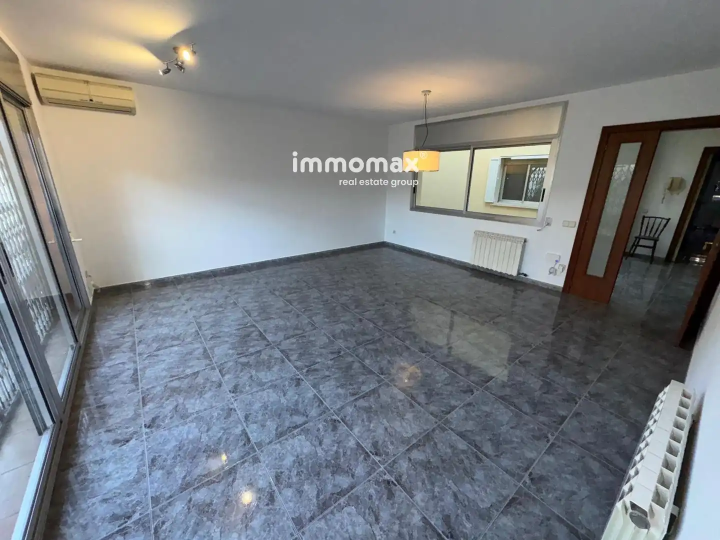 Vista exterior de Casa o xalet en venda en Cornellà de Llobregat amb Calefacció i Traster