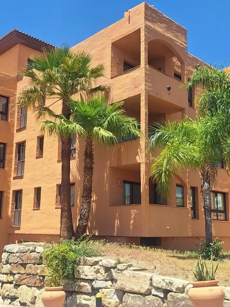 Vista exterior de Apartament en venda en Estepona amb Aire condicionat, Jardí privat i Terrassa
