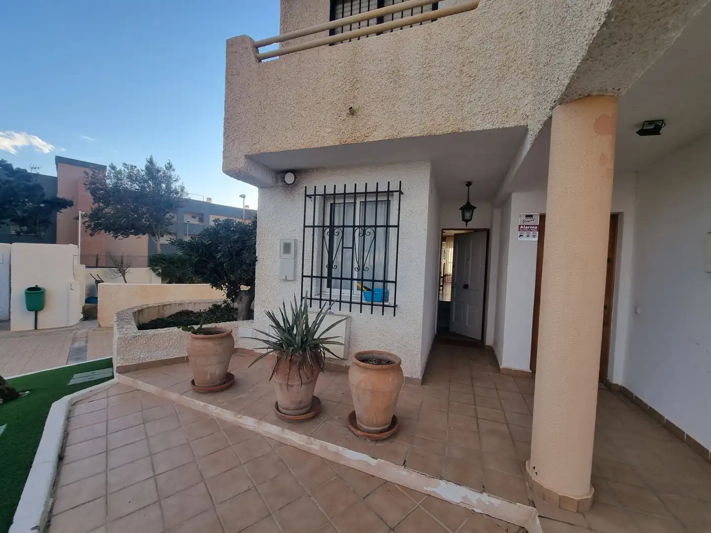 Vista exterior de Casa o xalet de lloguer en Almería amb Jardí privat, Terrassa i Traster