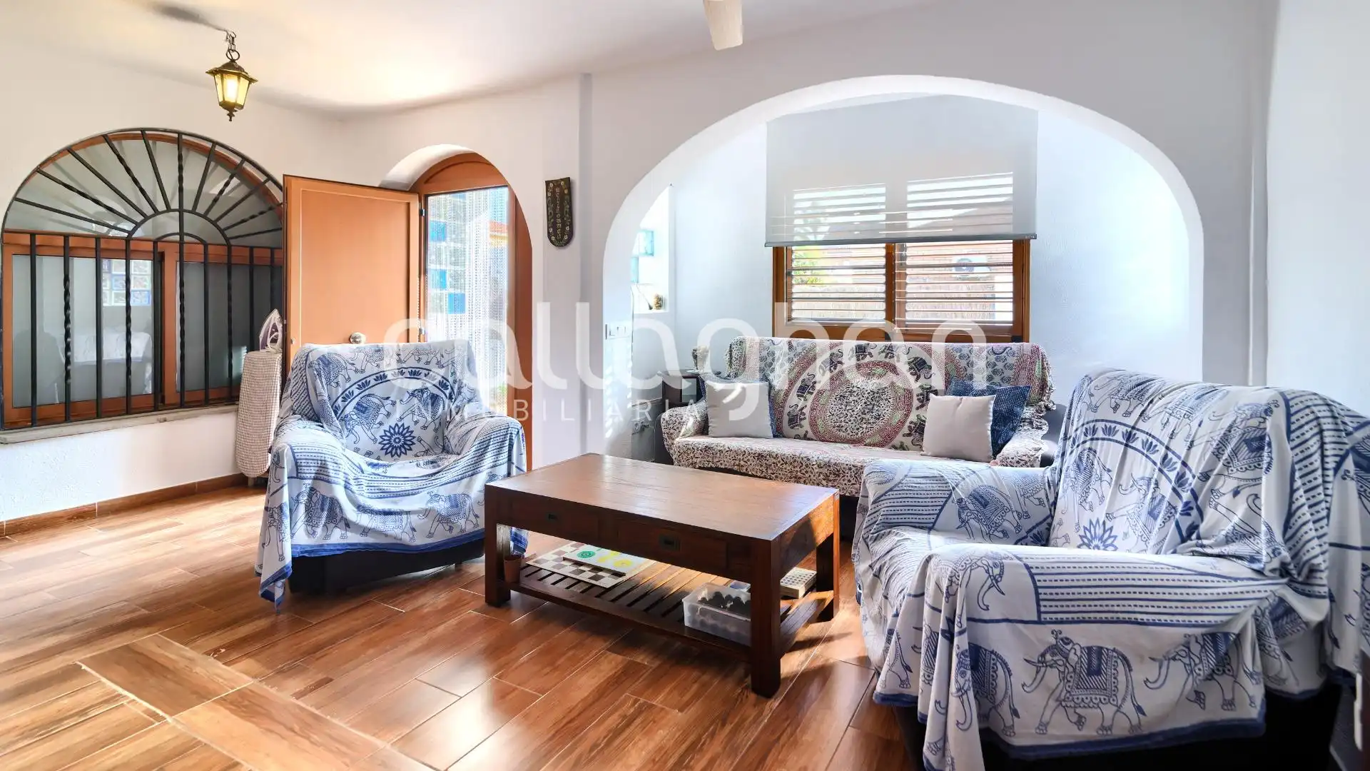 Sala d'estar de Casa adosada en venda en Sagunto / Sagunt amb Aire condicionat, Calefacció i Terrassa
