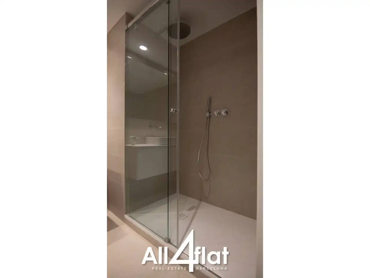 Bathroom of Flat for rent in Barcelona  with Air Conditioner, Heating and Furnished
