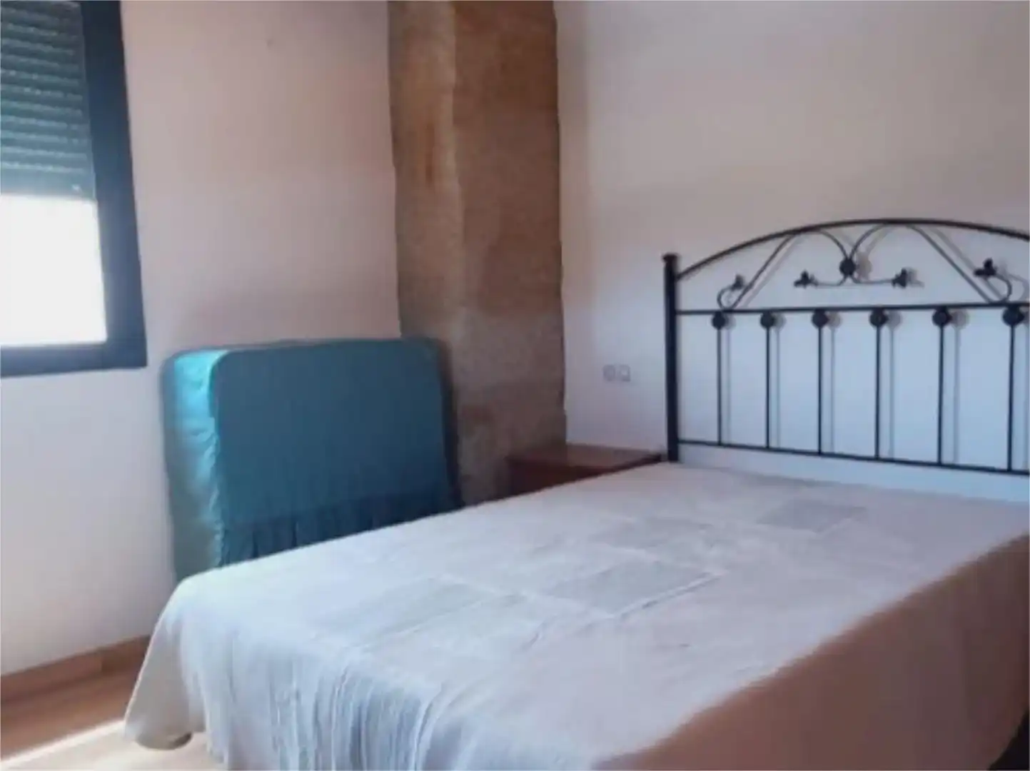 Dormitori de Finca rústica en venda en Manzaneda amb Parquet, Traster i Moblat