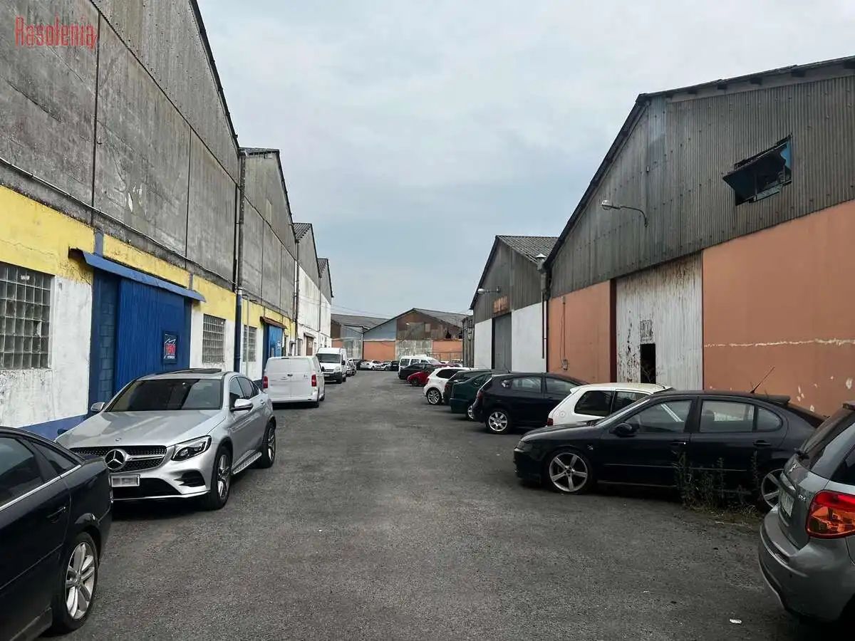 Vista exterior de Nave industrial en venta en Cambre 