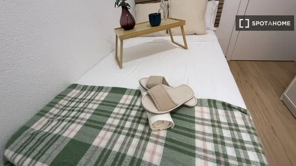 Dormitori de Pis de lloguer en Alcalá de Henares amb Aire condicionat, Calefacció i Moblat